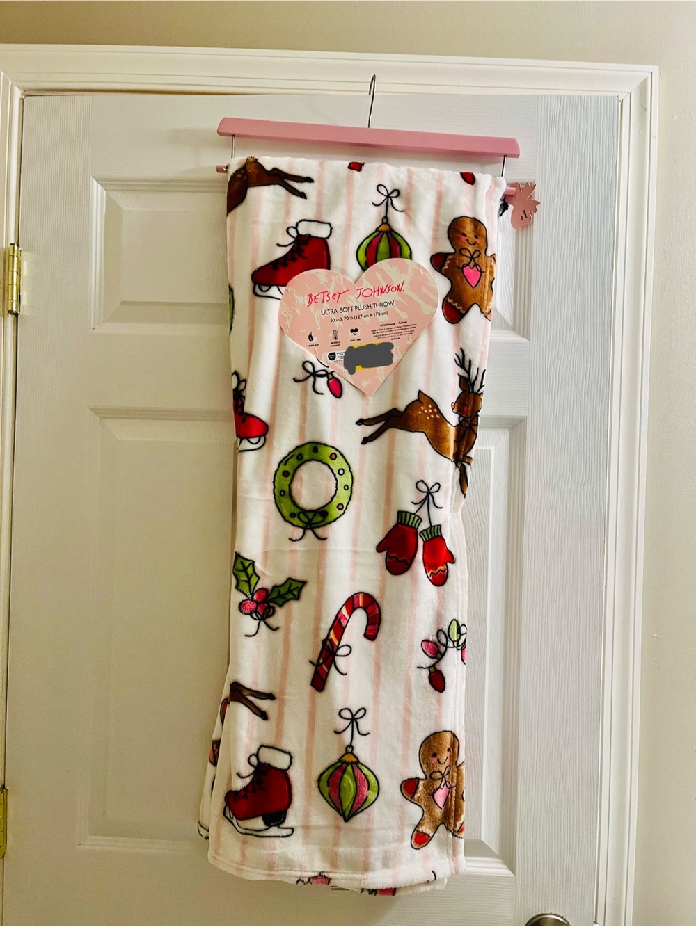 Betsey Johnson
Ultra Soft Plush
Throw 50 in x 70 in featuring a festive holiday